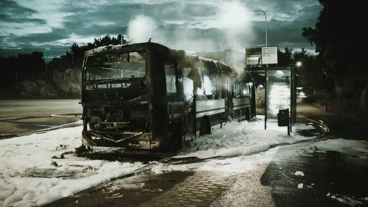 Autobuz cu 30 de pasageri, în flăcări pe DN14, în Sibiu!