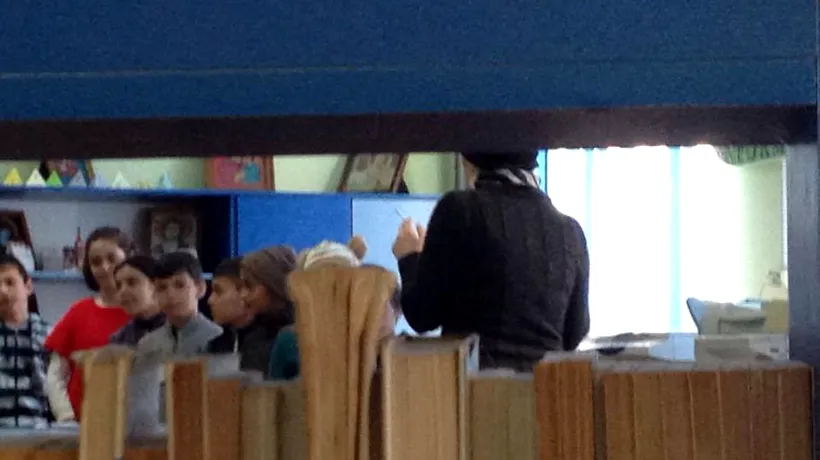 Profesoară de la o școală din județul Galați, surprinsă fumând în prezența elevilor, în bibliotecă