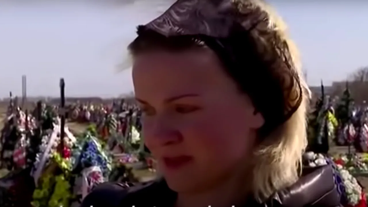 VIDEO | Rușii au omorât un copil sub ochii mamei lui. Crima a fost comisă după ce i-au lăsat să părăsească satul pe un coridor umanitar pe care l-au atacat