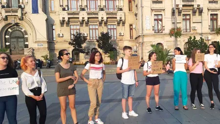 Peste 100 de tineri protestează la Craiova, după cazul Caracal. „Corupția ucide îngeri. 112, cum să am încredere în voi?