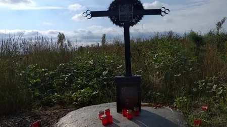 Imaginile durerii: Părinții celor cinci copii înecați în Siret au pus o cruce cu drapelul, în locul tragediei