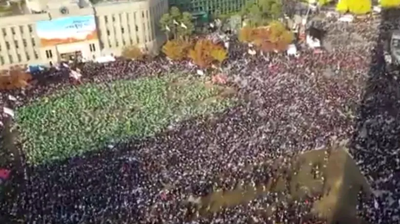 Zeci de mii de oameni protestează la Seul și cer demisia președintelui Park Geun-hye