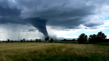 Tornadă atipică în județul Mureș. Avertizarea transmisă de meteorologi: „Ne apropiem de sezonul furtunilor de vară”