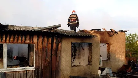 Botoșani: Un bărbat bănuit că a dat foc la casa în care se aflau soția și copilul lui este audiat la Poliție - GALERIE FOTO