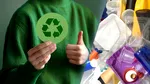 Un bărbat și-a dat demisia de la job pentru a colecta și recicla ambalaje. Câți bani câștigă într-o singură zi: „Mănânc zilnic la restaurant”