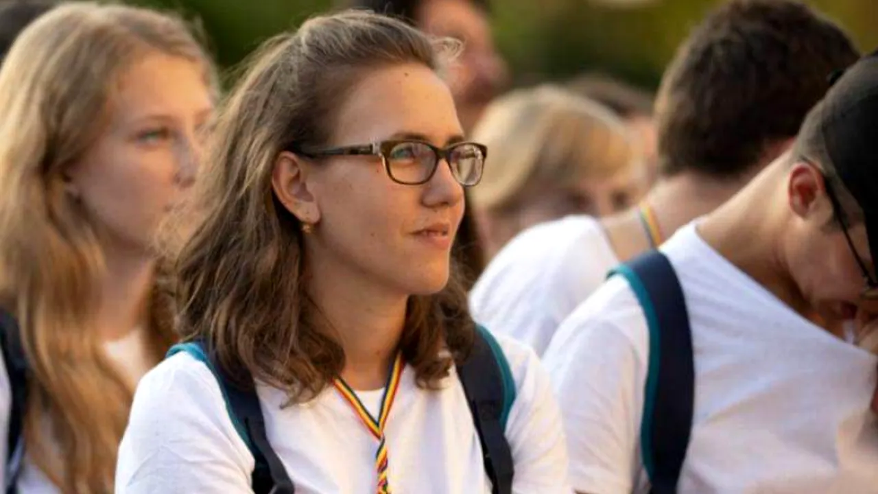 Cine e tânăra PROFESOARĂ care își premiaza elevii cu bani din salariul ei pentru note mari la Bacalaureat: „Ideea a început ca o glumă”