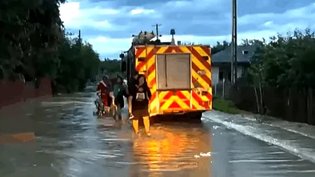 Zeci de persoane evacuate în Vrancea din cauza inundațiilor. Ce adâncime are apa în curți și în case