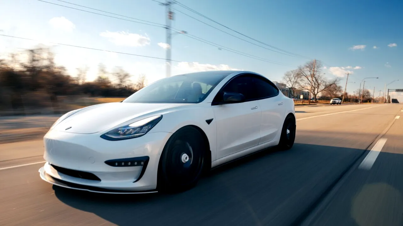 Tesla recheamă aproape 55.000 de mașini! Probleme la sistemul de frânare