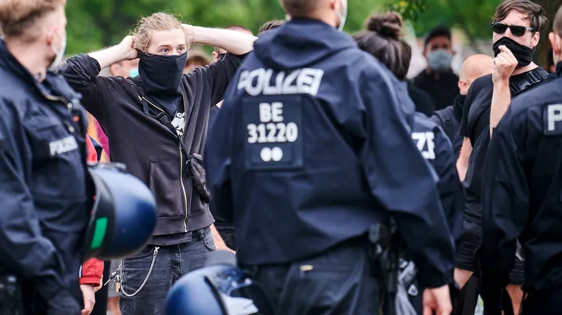Guvernul Germaniei critică protestele anticoronavirus, soldate cu rănirea a zeci de poliţişti