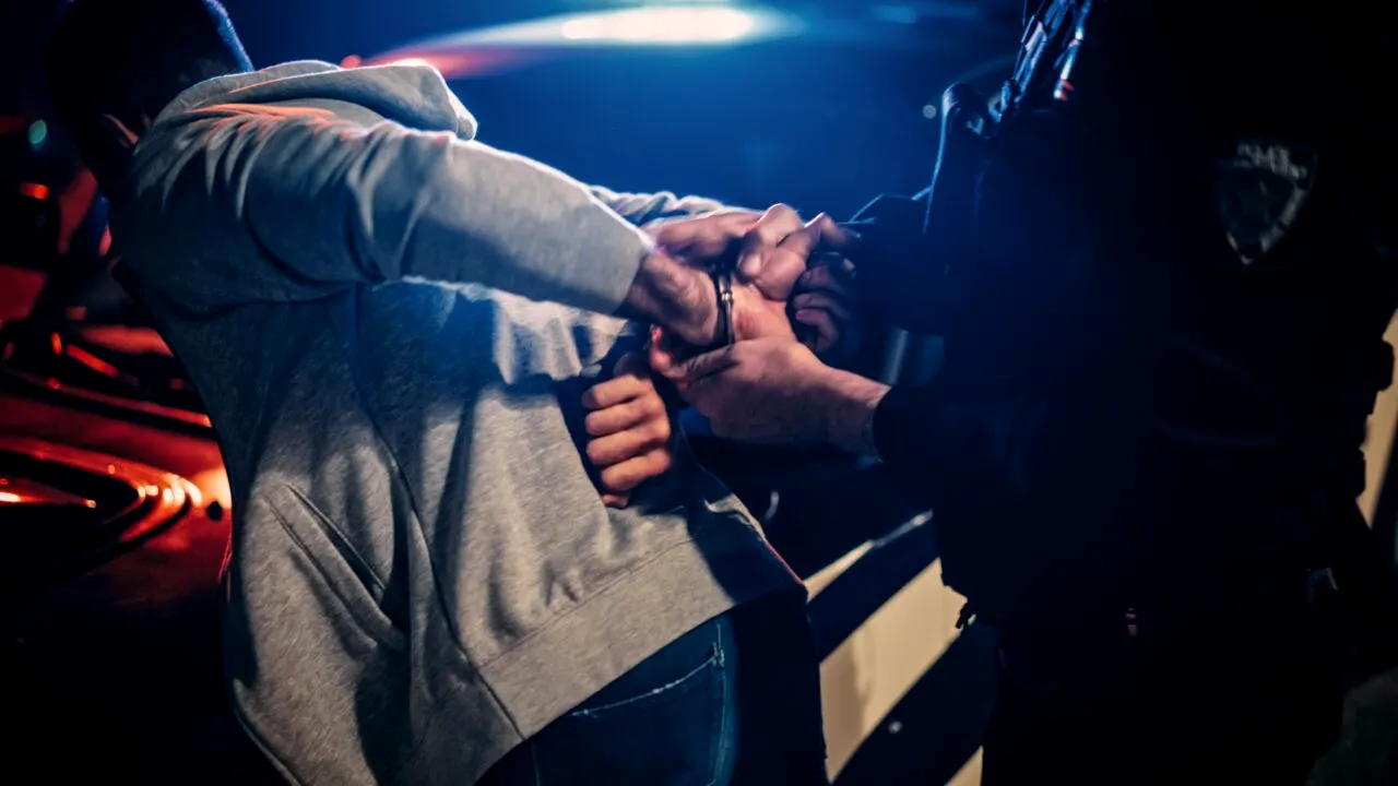 Doi români, prinși la FURAT în supermarketuri din Belgia. Unul dintre ei le-a spus polițiștilor că a făcut-o pentru soția sa bolnavă
