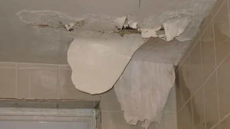 Stai la bloc și ai fost INUNDAT? Află cine plătește și care sunt pașii de urmat