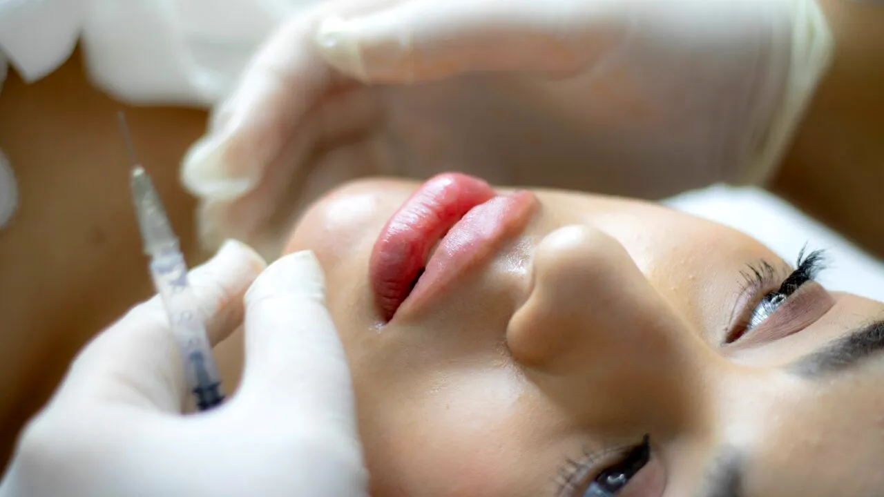 O adolescentă din Oradea era să își piardă o parte din buză după o injecție cu acid hialuronic. Procedura, făcută de o femeie fără pregătire medicală