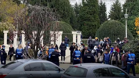 Protest spontan la Craiova. Oltenii se ridică împotriva închiderii târgurilor! Prefectura, luată cu asalt! (VIDEO)