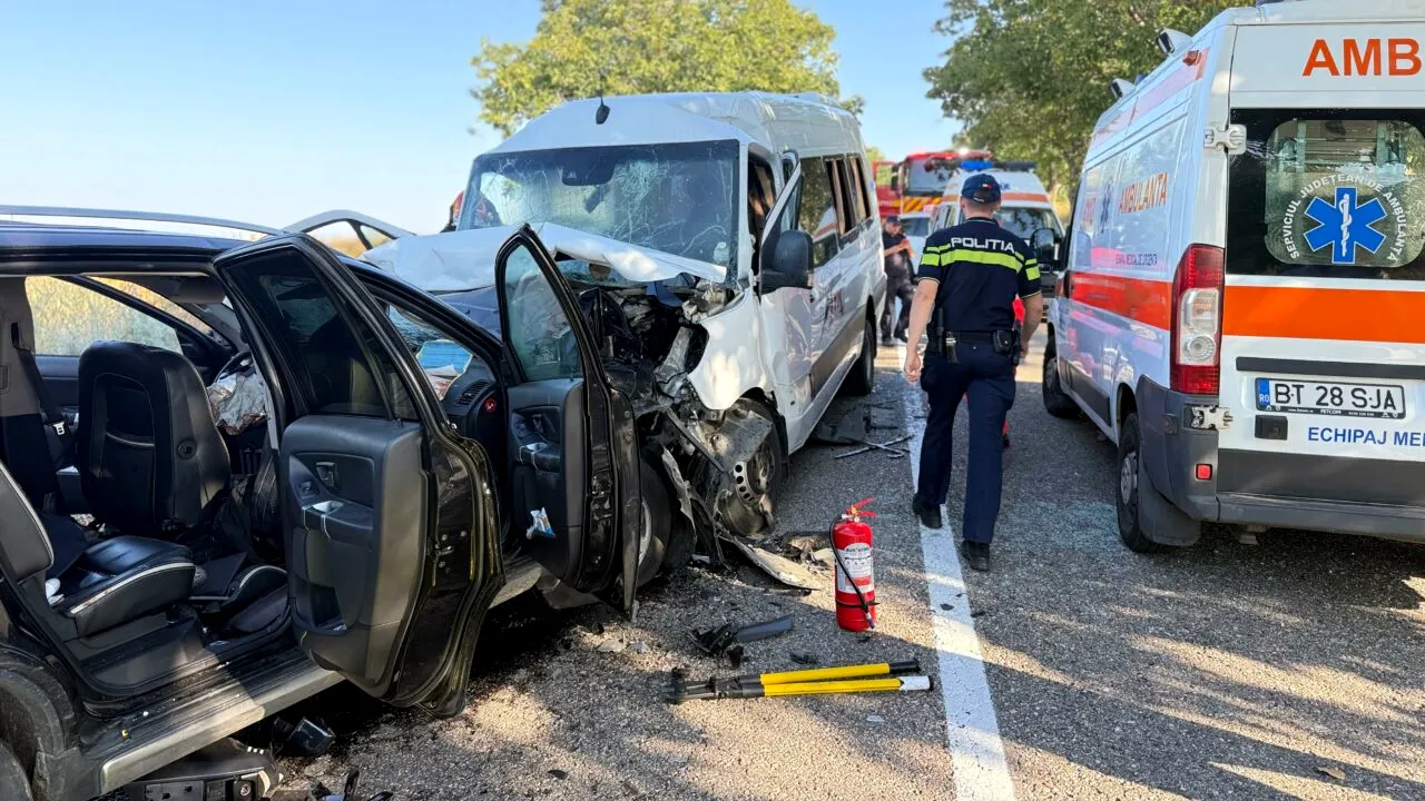 TRAGEDIE rutieră în județul Botoșani. Trei persoane au MURIT și alte 15 au fost rănite, în urma impactului dintre un microbuz și un autoturism