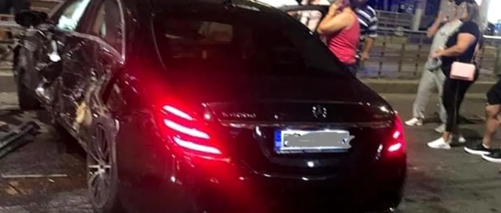 FOTO - VIDEO | Șoferul unui Mercedes de lux a murit după ce a intrat într-un refugiu de tramvai din București