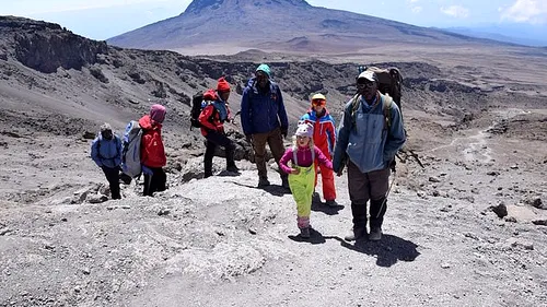Cea mai tânără fată care a escaladat Kilimanjaro: Are doar 6 ani și i-a cucerit pe alpiniștii profesioniști urcând pe munte fără ajutorul nimănui - FOTO 
