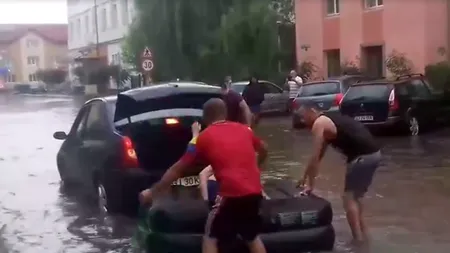Plimbare cu salteaua pneumatică pe străzile inundate din Târgu Jiu VIDEO