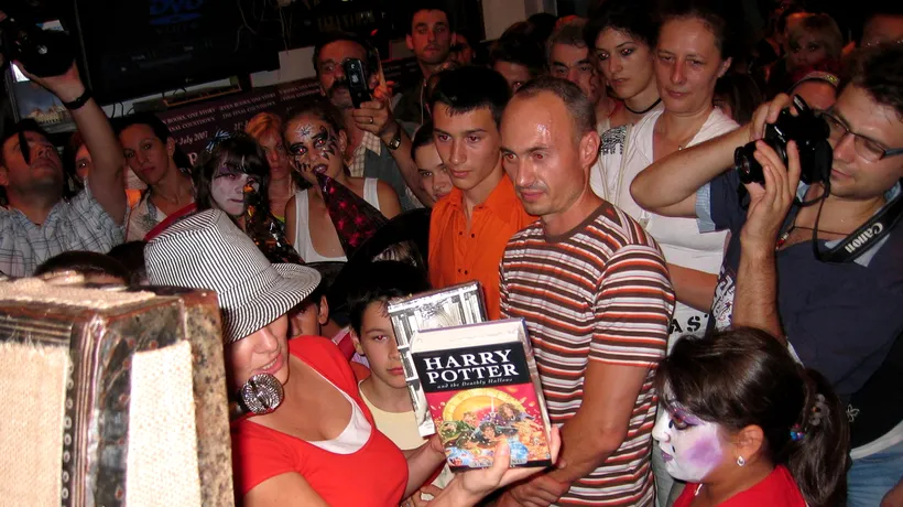 Fanii Harry Potter s-au împărțit la principalele librării din București la lansarea ultimului volum