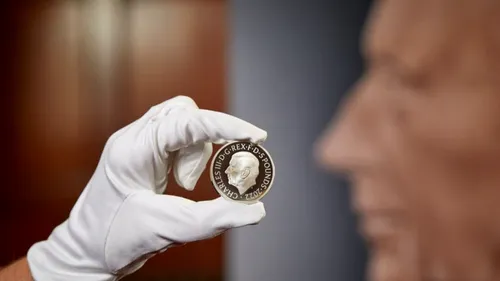 A fost dezvăluit portretul regelui Charles III pentru viitoarele monede. Când vor intra în circulație