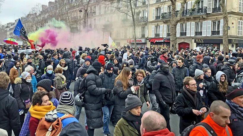 REVOLTĂ în Franța. Anarhie pe străzile Parisului, lupte de stradă în marile orașe, mașini incendiate, oameni răniți! - FOTO&VIDEO