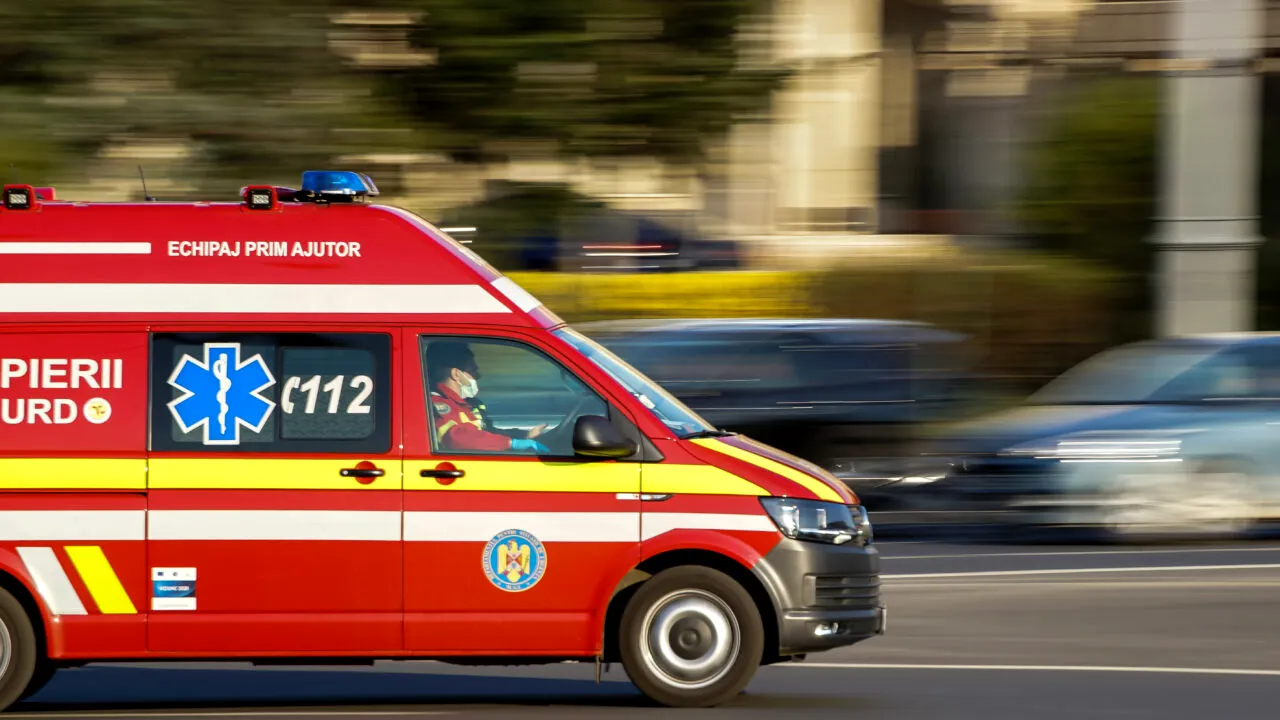 Un copil de 3 ani a căzut de la etajul al treilea al unui bloc din Brașov