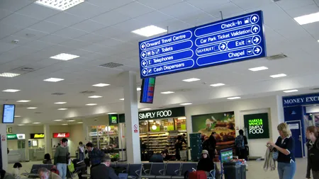 Aproape 100 de români, BLOCAȚI pe aeroportul Luton din Londra, sfătuiți să rezerve alt zbor. Ambasador: „Și eu ce treabă am cu chestia asta? Statul nu e responsabil de relația cu meteorologia