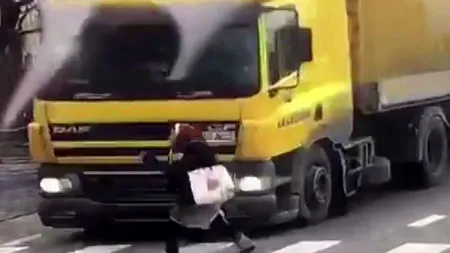 Bătrână spulberată de TIR pe trecerea de pietoni. Camerele de supraveghere au surprins cumplitul accident - VIDEO