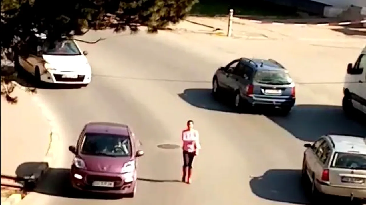 VIDEO. O româncă a fost încătușată de polițiști, după ce a început să strige pe stradă că nu există coronavirus