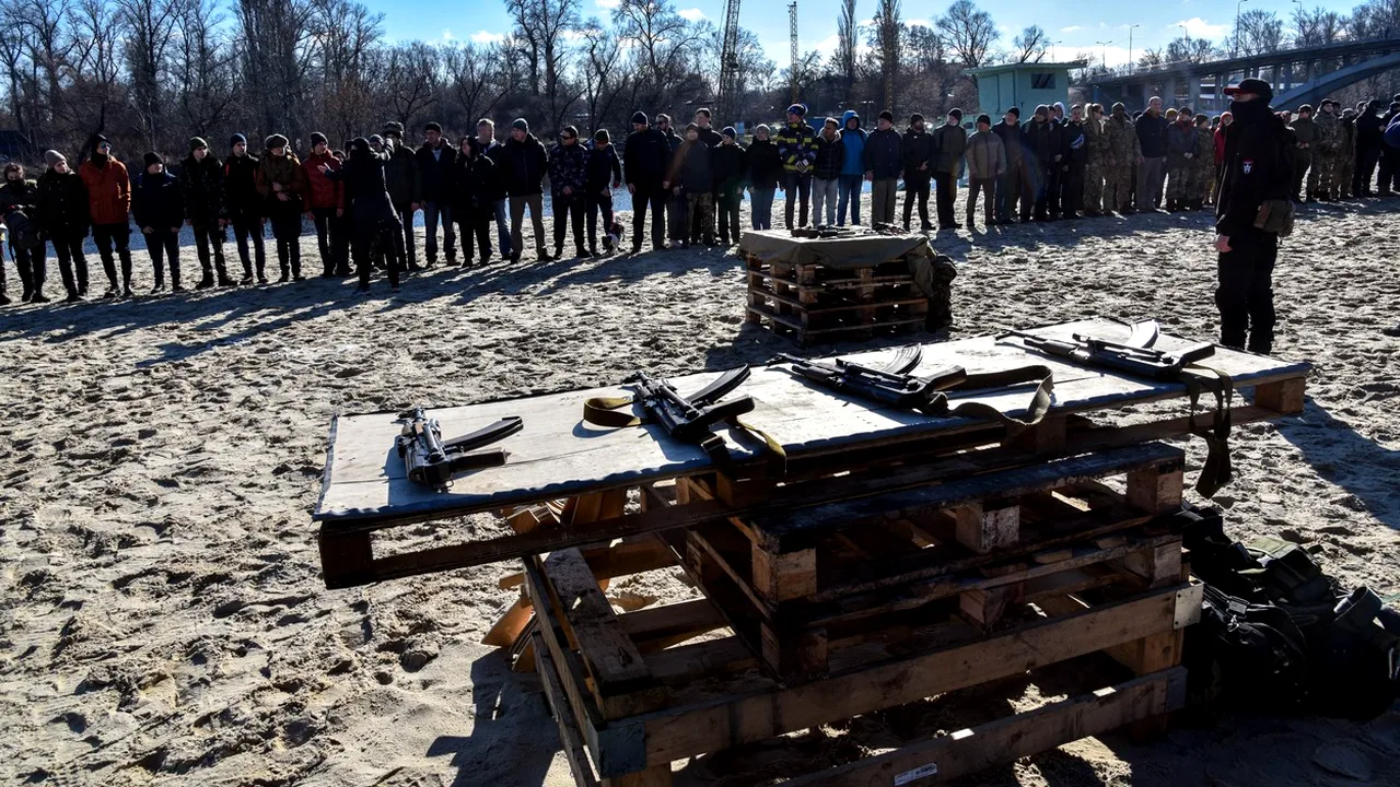EXCLUSIV. „Oamenii stau la cozi pentru a primi arme. Așa ceva nu s-a mai văzut de la Al Doilea Război Mondial”. Un geopolitician ucrainean explică situația de ultimă oră din țară
