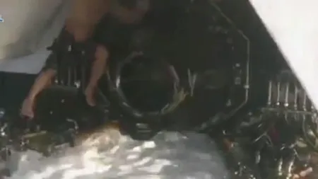 VIDEO. Măsură extremă. Și-a riscat viața pentru a ajunge ilegal în Spania