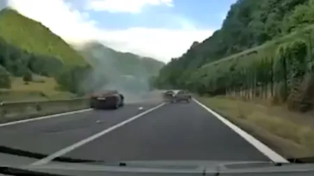 Imagini dramatice pe Valea Oltului, cu momentul în care două mașini se ciocnesc frontal. O fetiță este scoasă pe brațe, imediat după impact | Video