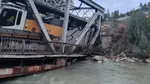 Un pod de fier din județul Bacău s-a prăbușit după trecerea unei macarale de mare tonaj. Autoritățile au intervenit de urgență, iar traficul din zonă a fost deviat