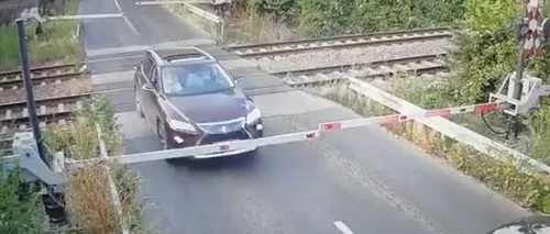 UPDATE | Imagini halucinante cu un șofer care rupe barierele pentru a trece o cale ferată de lângă București. Trenul venea cu 160 de km/h. Șoferul era băut, iar după o oră a făcut accident - VIDEO
