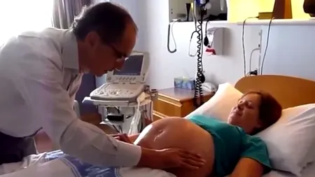Ce îi face acest doctor unei femei însărcinate ar putea fi considerat o MINUNE. Clipul care a emoționat o lume întreagă