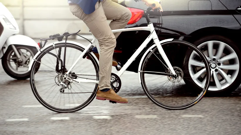 Depășirea bicicliștilor și a celor care merg pe trotinetă este INTERZISĂ. Șoferii pot rămâne fără permis