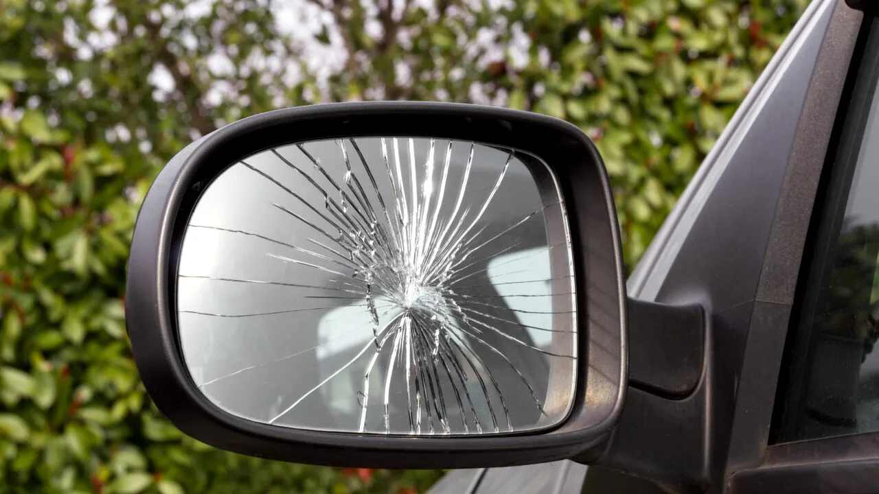 „Oglinda spartă”, noua metodă de fraudă care îi vizează pe șoferi! Cum pot rămâne aceștia fără bani