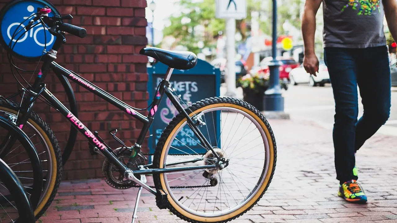 Clădirile de utilitate publică din România, obligate să asigure rastele pentru biciclete. Parlamentul a aprobat legea