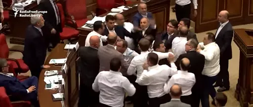 VIDEO. Bătaie în parlamentul din Armenia. Deputații s-au lovit cu pumnii și cu picioarele