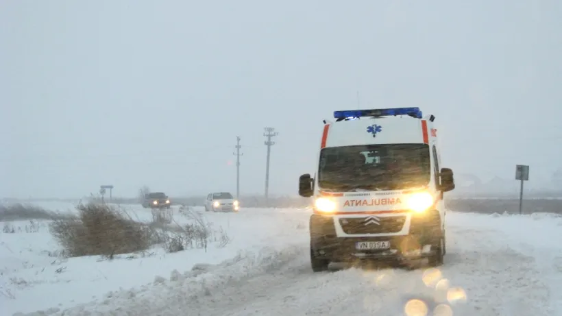Un bărbat care avea nevoie de dializă, transportat de pompieri pe un drum acoperit de zăpadă