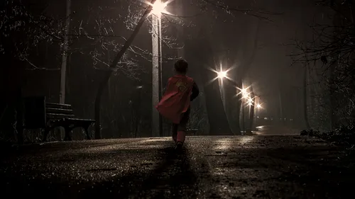 O fetiță româncă de 5 ani din Italia a fost găsită pe stradă, stând în frig, lângă tatăl său băut