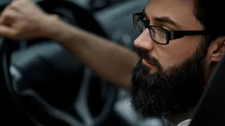 Lege nouă pentru șoferii cu ochelari: Ce trebuie să facă ca să nu fie trași pe dreapta