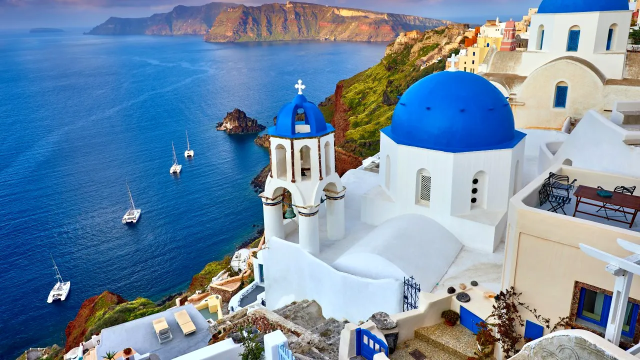 SANTORINI, din nou la mare căutare. Primul vas de croazieră care a ajuns pe insulă după seria lungă de cutremure