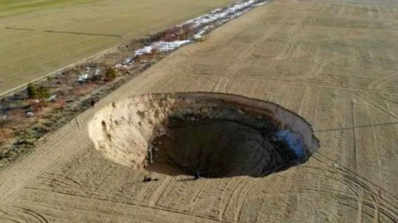 Un CRATER uriaș s-a format în Turcia, după cutremurul de 4,3