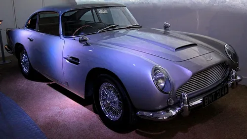 O mașină Aston Martin DB5, din filmele cu James Bond, vândută pentru 6,4 milioane de dolari