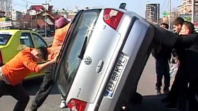 FOTO: Cum a reușit un șofer să își răstoarne mașina pe un bulevard din Craiova