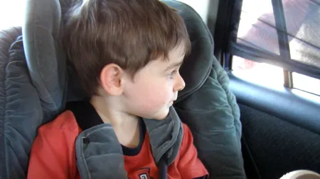 CODUL RUTIER se modifică în luna februarie. Ce reguli trebuie să respecte cei care transportă copii mai mici de trei ani