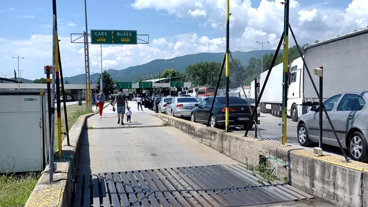 Cozi interminabile la intrarea în Grecia. MAE: Multe persoane nu au completat formularul PLF