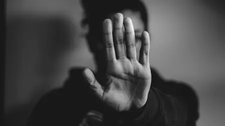 Motivele pentru care personaje ca Andrew Tate ajung populare în rândul adolescenților. ONG: „Mulți au fost învățați de mici că bărbații sunt superiori femeilor”