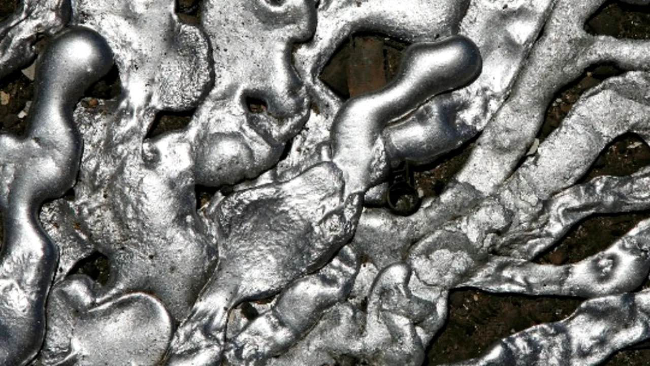 Iphone 5 ar putea avea o carcasă din ''''metal lichid''''