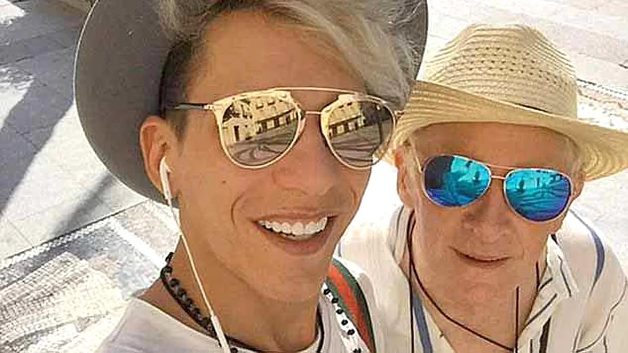Vicarul gay de 81 de ani s-a împăcat cu modelul român Florin. Cei doi s-au mutat în România